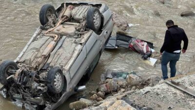 Sinop’un Ayancık ilçesinde meydana gelen bir kazada bir otomobilin ırmağa