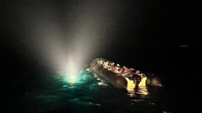 Didim ilçesi açıklarında yapılan operasyonda 29 kaçak göçmen lastik bot