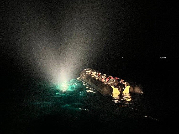 Didim ilçesi açıklarında yapılan operasyonda 29 kaçak göçmen lastik bot