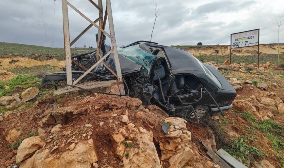 Reyhanlı ilçesinde meydana gelen bir trafik kazasında, bir otomobilin bir