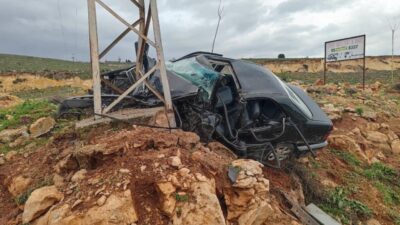Reyhanlı ilçesinde meydana gelen bir trafik kazasında, bir otomobilin bir