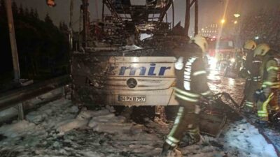 TEM Otoyolu İSTOÇ önünde seyir halindeki bir yolcu otobüsünde yangın