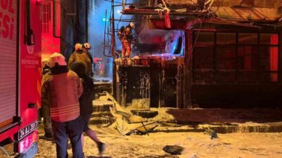 İstanbul Bahçelievler’de hurda malzeme depoda çıkan yangın sonucunda, bitişikteki 3
