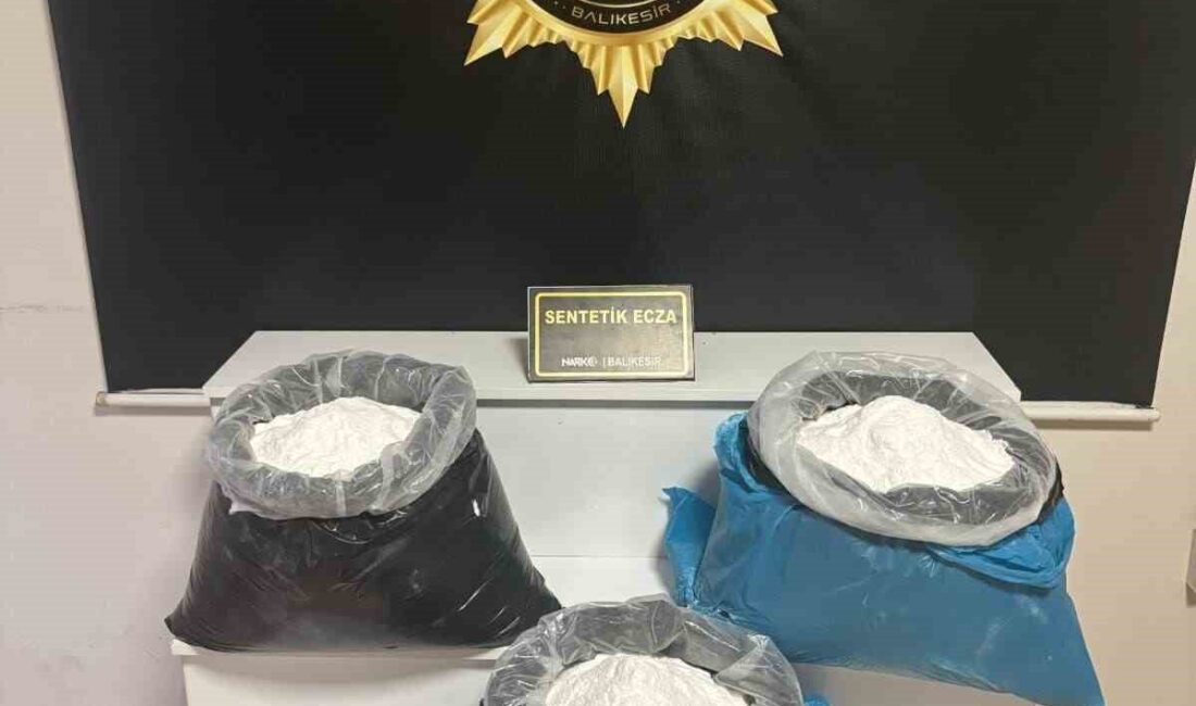 Balıkesir polisi, il merkezinde gerçekleştirdiği operasyonda bir otomobilde narkotik polis