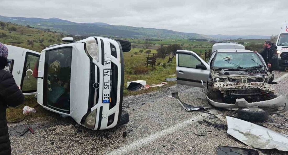 Balıkesir’de meydana gelen trafik kazasında, otomobil ile kamyonet çarpıştı ve
