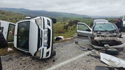 Balıkesir’de meydana gelen trafik kazasında, otomobil ile kamyonet çarpıştı ve