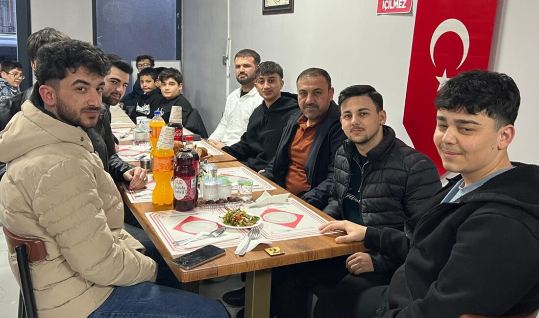 Çiçekdağı Belediye Başkanı Hasan Hakanoğlu, ilçedeki gençlerle iftar programında bir