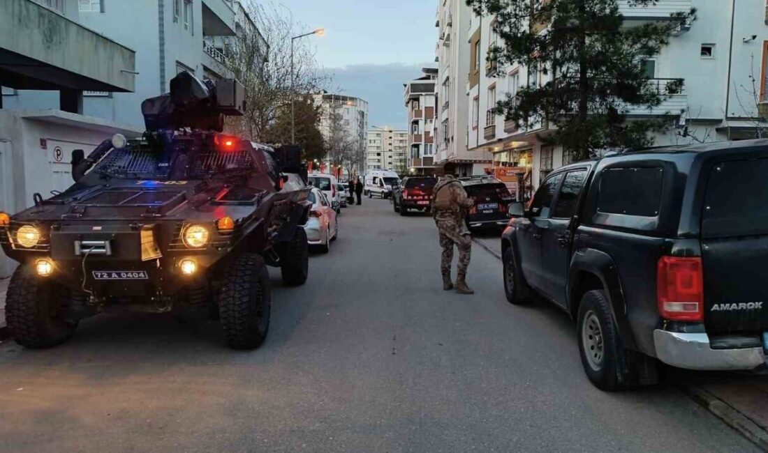 Batman’da, bir 17 yaşındaki genç, Pınarbaşı Mahallesi’nde annesi ve ağabeyini