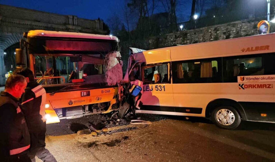 Beşiktaş’ta Çırağan Sarayı’na girmek üzere sola dönmek isteyen bir servis