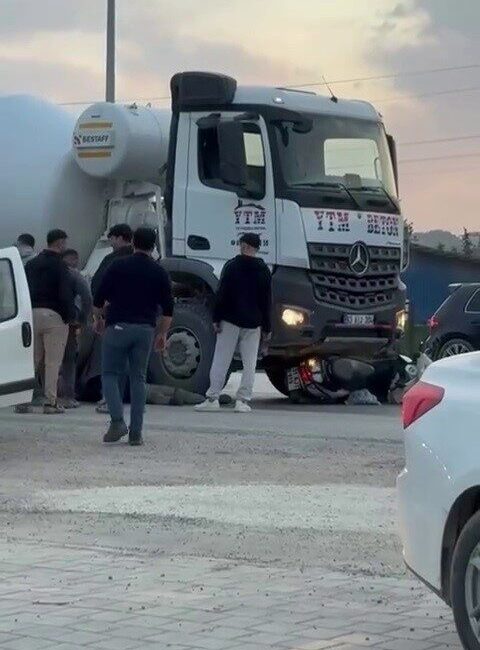 Hatay’da yolda seyir halinde olan bir beton mikseri ile çarpışan