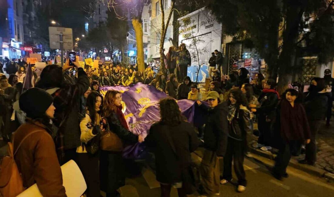 Beyoğlu’nda Dünya Kadınlar Günü kutlamaları kapsamında düzenlenen yürüyüş sırasında, katılımcılar