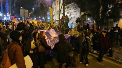 Beyoğlu’nda Dünya Kadınlar Günü kutlamaları kapsamında düzenlenen yürüyüş sırasında, katılımcılar