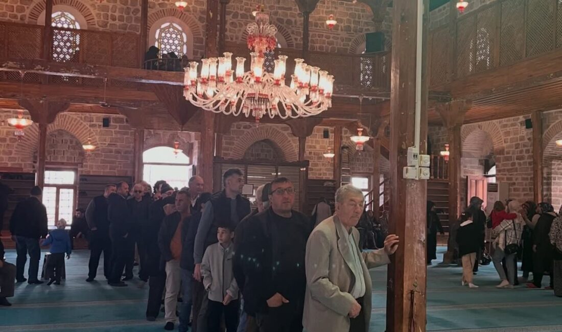 Beypazarı ilçesinde, Kadir Gecesi dolayısıyla tarihi Alaaddin Camii’nde bulunan Peygamber