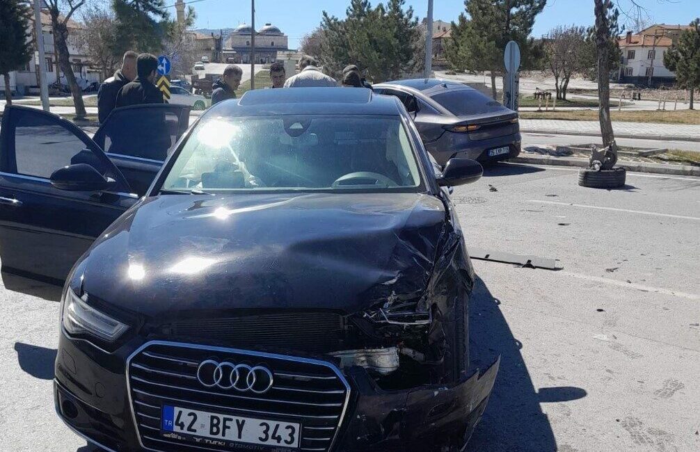 Konya’nın Beyşehir ilçesinde meydana gelen bir trafik kazasında, iki otomobil
