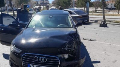 Konya’nın Beyşehir ilçesinde meydana gelen bir trafik kazasında, iki otomobil