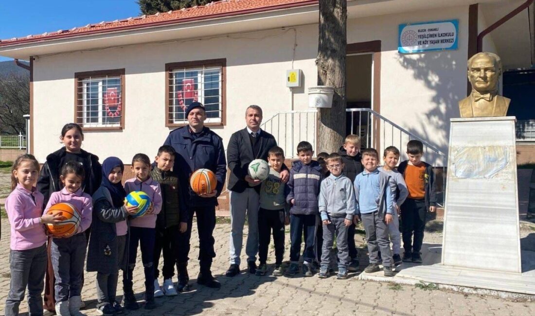 Bilecik’te, Oğulpaşa Köyü Yeşilçimen İlkokulu’ndaki öğrencilere jandarma ekipleri tarafından spor