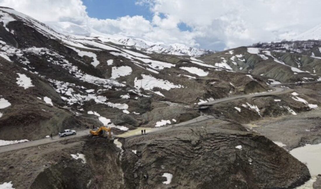 Bingöl’de yaşanan heyelan sonucunda Yelesen köyü grup yolunda çökmeler meydana