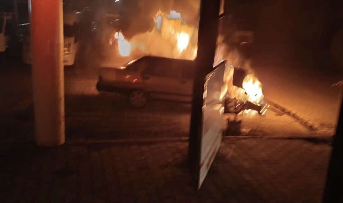 Bingöl ilinde, Simani Mahallesi’nde park halindeyken aniden alev alan bir