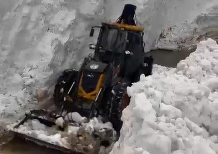 Bitlis genelinde etkili olan şiddetli yağışlar sonrasında meydana gelen çığ
