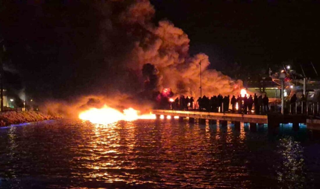 Bodrum ilçesinde bulunan bir marinada, bir teknedeki patlamanın ardından çıkan