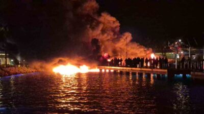 Bodrum ilçesinde bulunan bir marinada, bir teknedeki patlamanın ardından çıkan