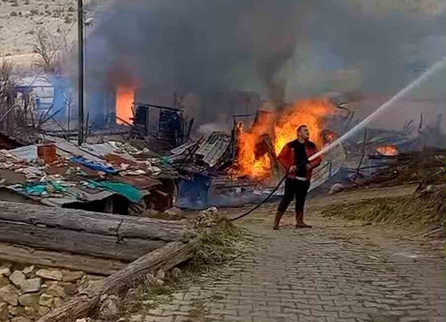 Bolu’nun Gerede İlçesinde 3 yapı alevlerin pençesine düştü. İtfaiye ekipleri