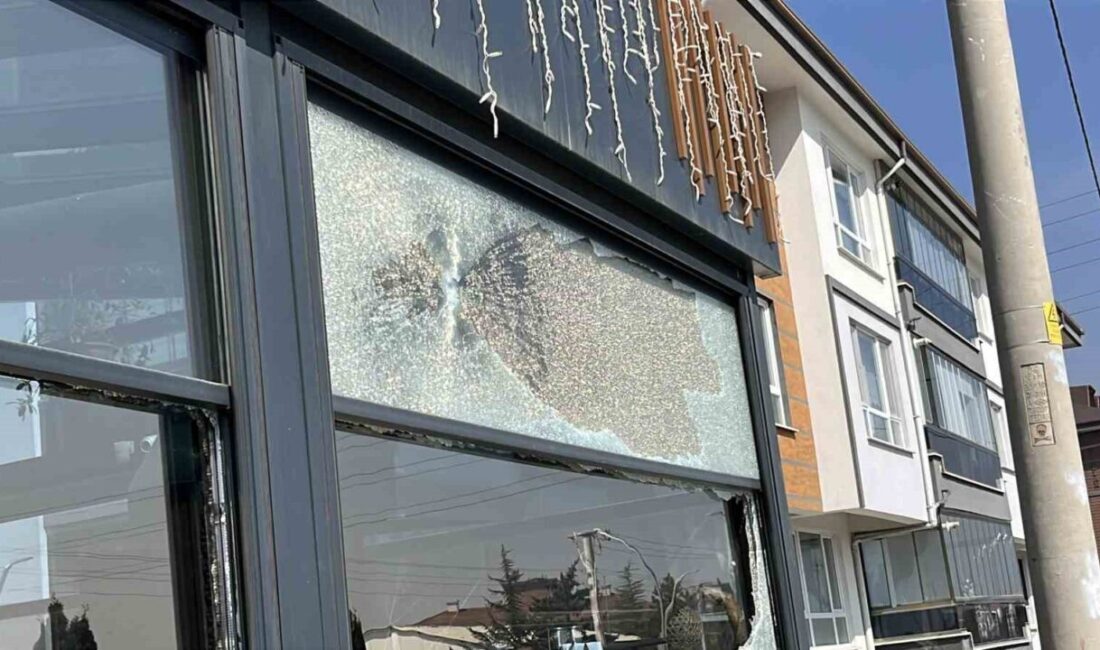 Bolu’da, bir restoran Ramazan ayı nedeniyle kapalıyken, kimliği belirsiz 2