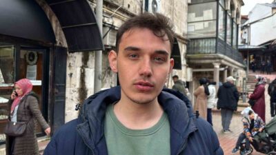 Bir kuyumcuda altın fiyatlarının düşmesi sebebiyle yaşanan yoğunluğu belgelemek amacıyla