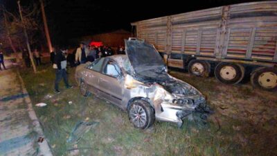 Bolu’nun Mudurnu ilçesinde, bölünmüş yolda meydana gelen trafik kazasında otomobil