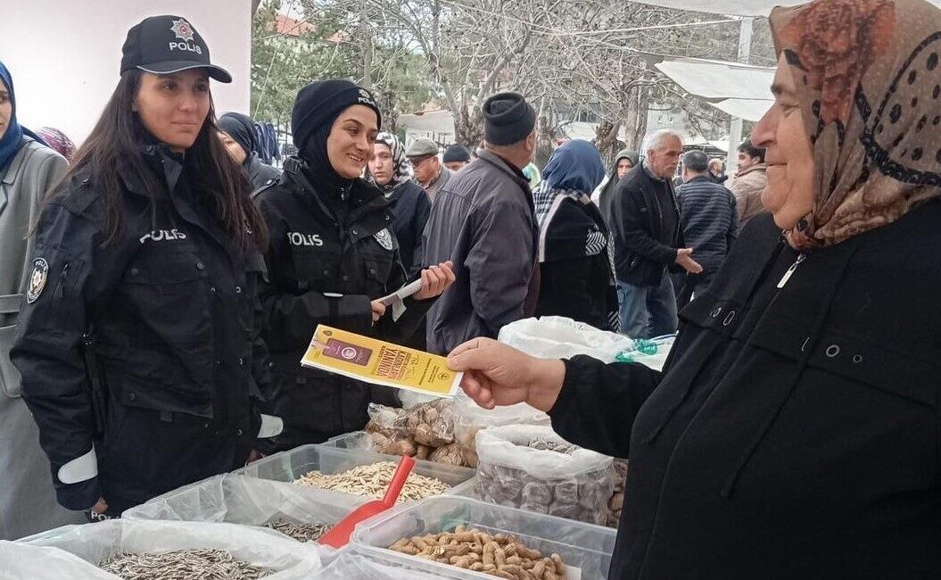 Bozkır ilçesinde, kadınlara KADES hakkında bilgi verildi. Bozkır Emniyet Amirliği
