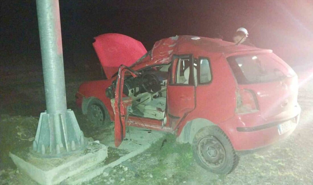 Burdur’un Bucak ilçesinde meydana gelen bir trafik kazasında otomobilin yol