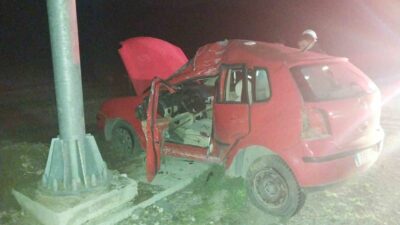 Burdur’un Bucak ilçesinde meydana gelen bir trafik kazasında otomobilin yol