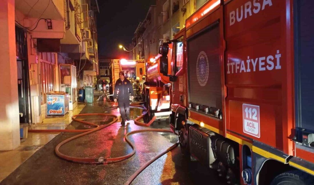 Bursa’nın Osmangazi ilçesinde bulunan 3 katlı bir apartmanın çatı katında