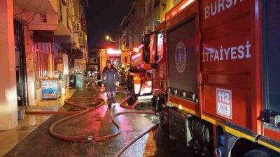 Bursa’nın Osmangazi ilçesinde bulunan 3 katlı bir apartmanın çatı katında