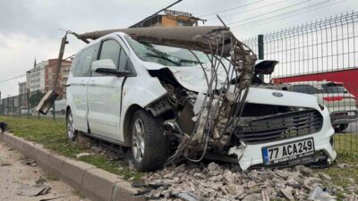 Bursa’da meydana gelen trafik kazasında, bir otomobilın kontrolden çıkarak orta