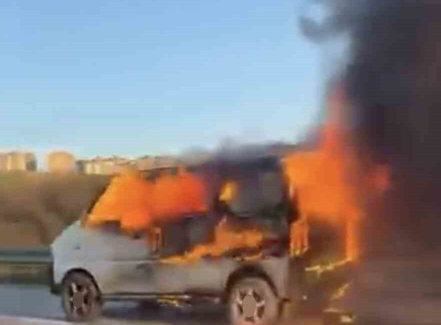 Bursa’da çevre yolunda seyir halinde olan bir hafif ticari aracın