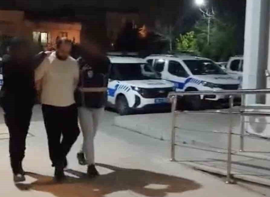 Bursa’nın Osmangazi ilçesinde, kesinleşmiş hapis cezası bulunan 2 kişi, polis