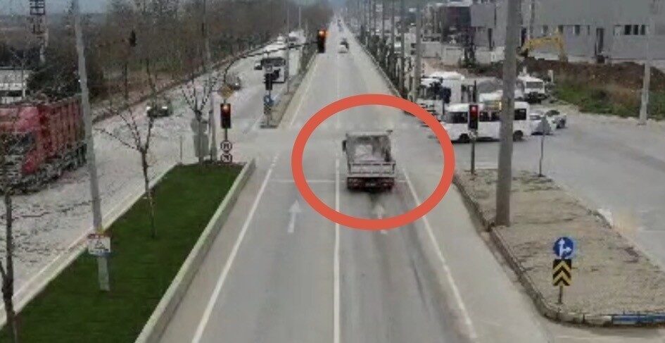 Bursa’da trafik güvenliğini sağlamak için gerçekleştirilen denetimlerde, kırmızı ışık ihlali