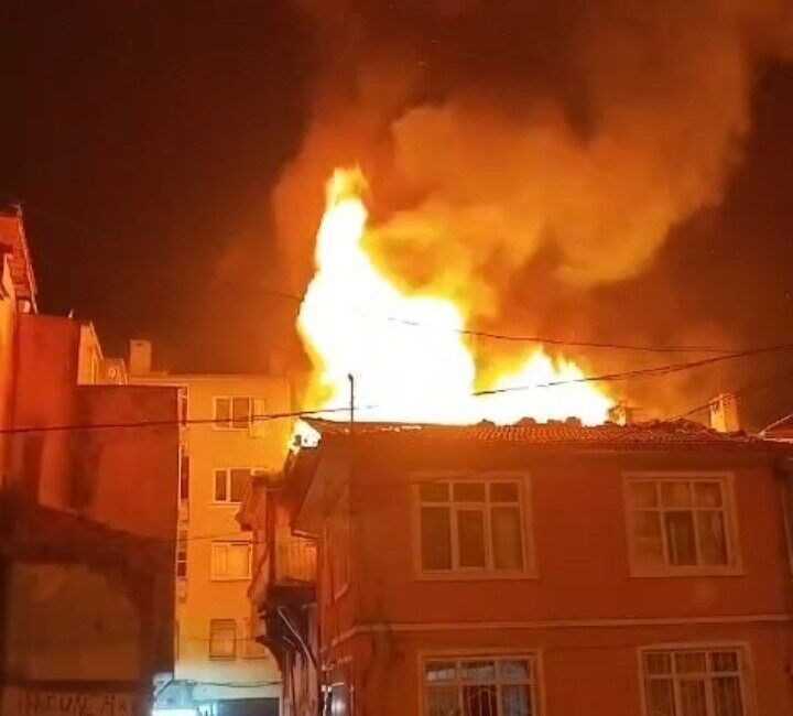 Bursa’nın Osmangazi ilçesinde, terkedilmiş bir binada çıkan yangın korku dolu