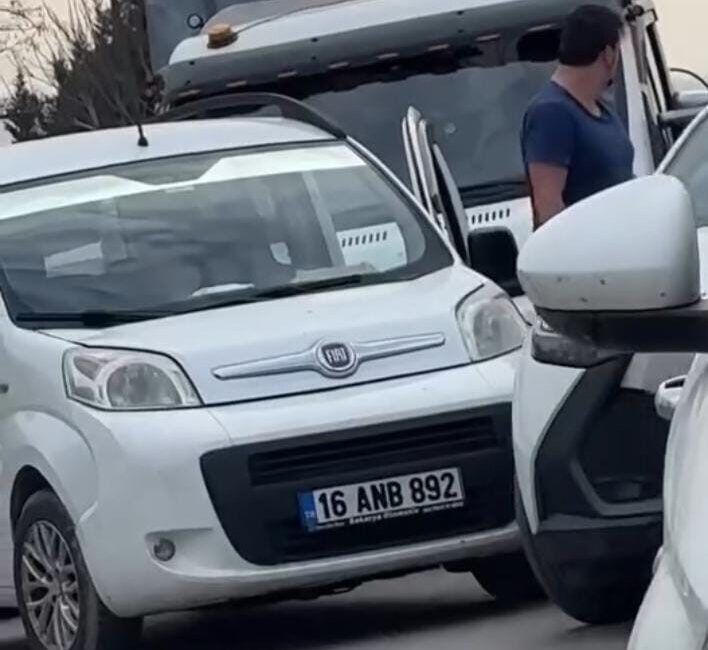 Bursa şehrinde trafikte meydana gelen gerginlik olayı bir kavgaya dönüştü.