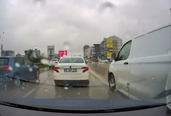 Bir trafik olayı, Bursa’da sabah saatlerinde yaşandı ve araç kamerası