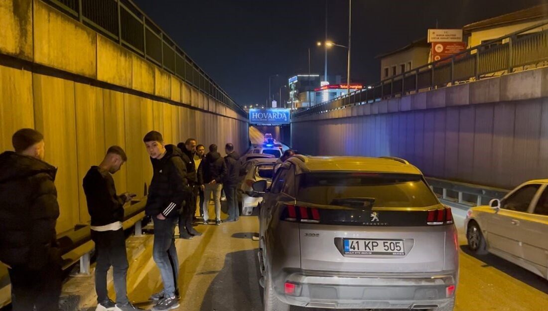 Bursa’nın Osmangazi ilçesinde meydana gelen zincirleme kaza, 3 aracın karışmasına