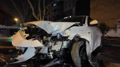 Kadıköy ilçesinde gece ilerleyen bir otomobil sürücüsü, aşırı hızla makas