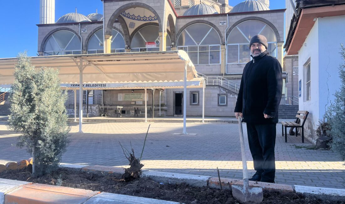 Yozgat’ın Yerköy ilçesinde yaşayan Ramazan Cansever, Molla Hüsrev Camii önünde