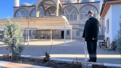 Yozgat’ın Yerköy ilçesinde yaşayan Ramazan Cansever, Molla Hüsrev Camii önünde