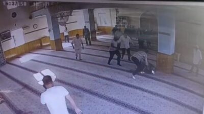Kayseri’de, komşusu ile daha önceden yaşadığı anlaşmazlık sonucunda namaz kılarken