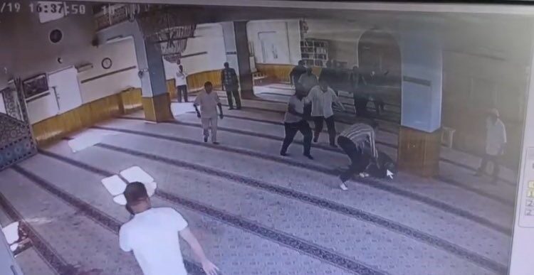 Kayseri’de, komşusu ile daha önceden yaşadığı anlaşmazlık sonucunda namaz kılarken