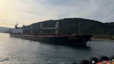 Çanakkale Boğazı’ndan geçerken makine arızası nedeniyle karaya oturan yük gemisi