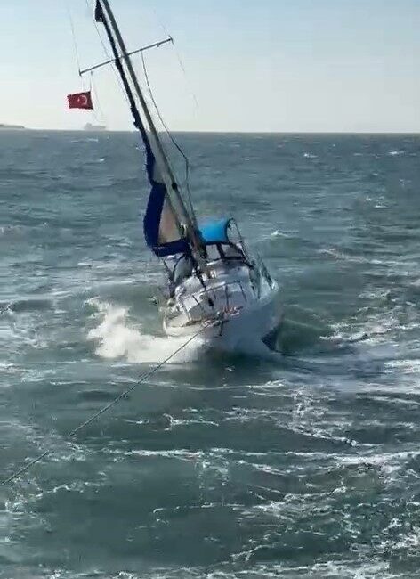 Çanakkale Boğazı’nda, Ege Denizi’ne açılan bir yelkenli tekne, içinde iki