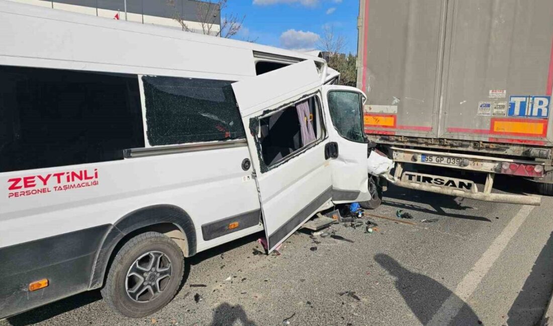 Çerkezköy ilçesinde meydana gelen trafik kazasında, işçi servisinin tıra arkadan